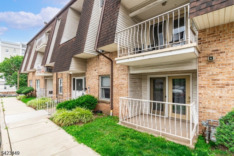 100 W Grand St
