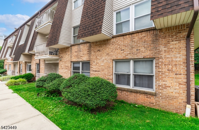 100 W Grand St
