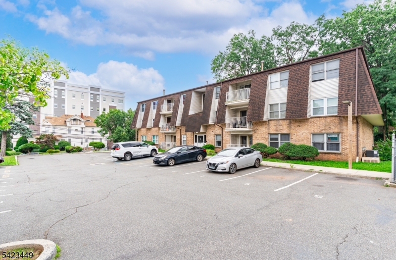 100 W Grand St