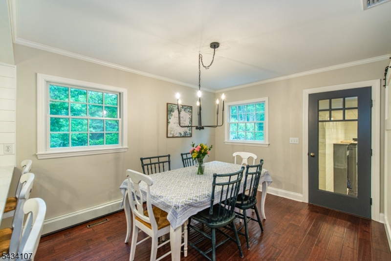 Eat-in-Kitchen
