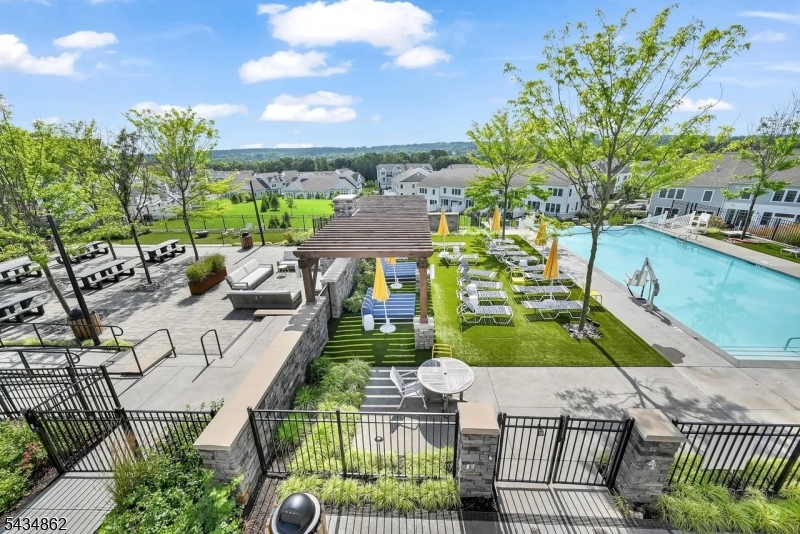 Pool & Picnic Area