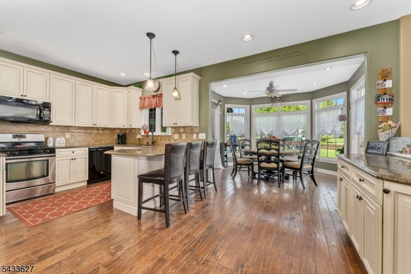 BRKFST RM & KITCHEN AREA