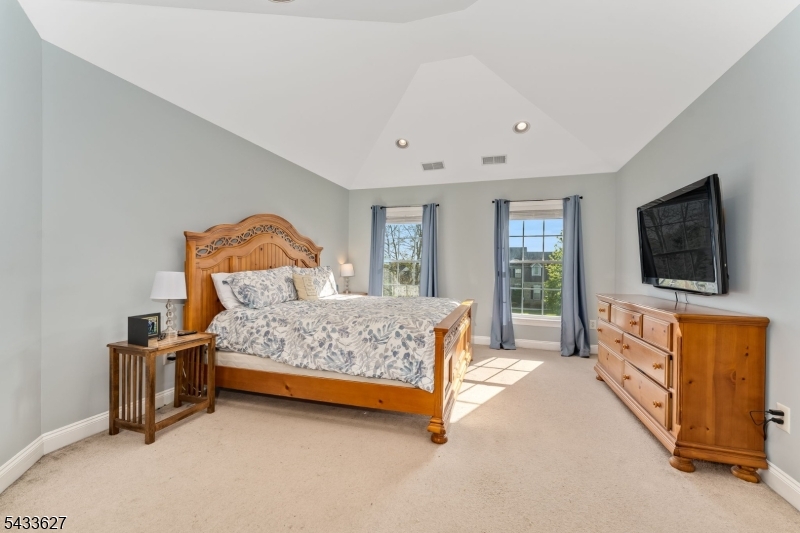 PRIMARY BR W/EN-SUITE BATH