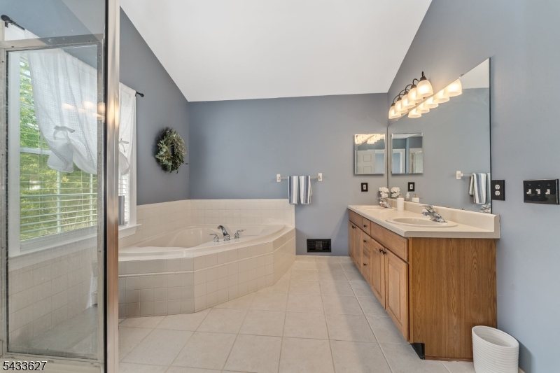 PRIMARY BR EN-SUITE BATH