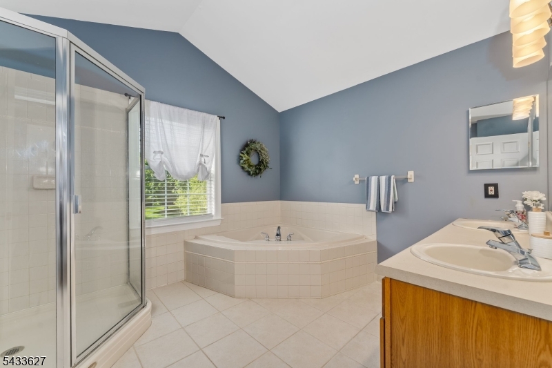 PRIMARY BR EN-SUITE BATH