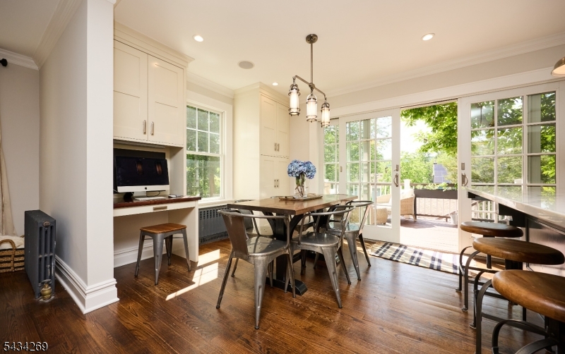 Eat-in Kitchen w/Computer Nook