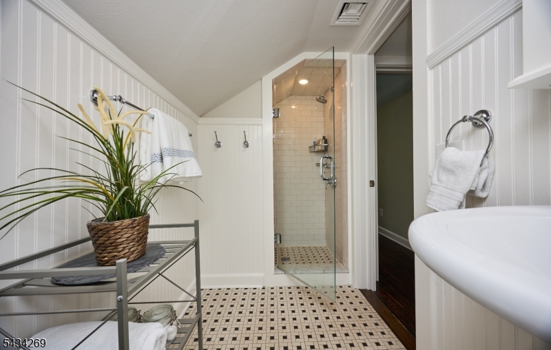 Full Bath, 3rd Floor