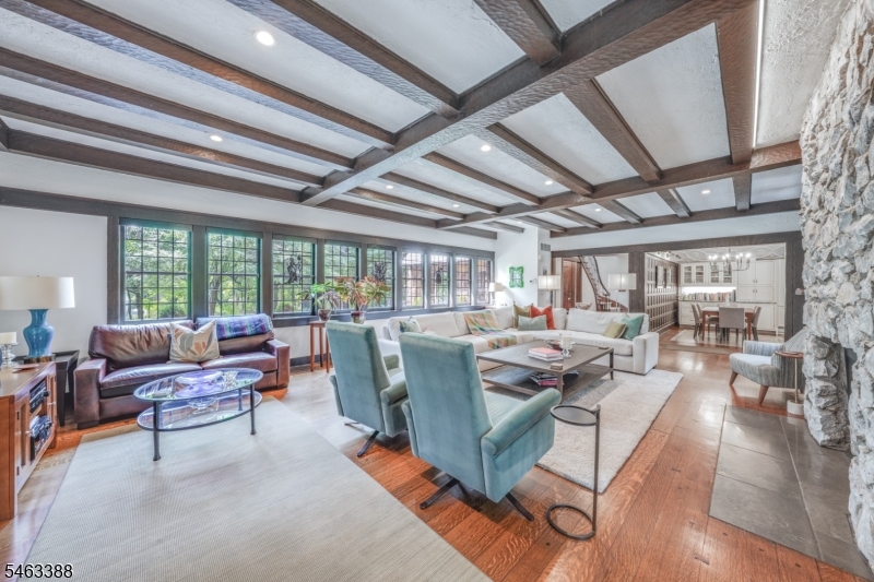 27 Village Green Ct