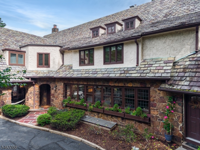 27 Village Green Ct