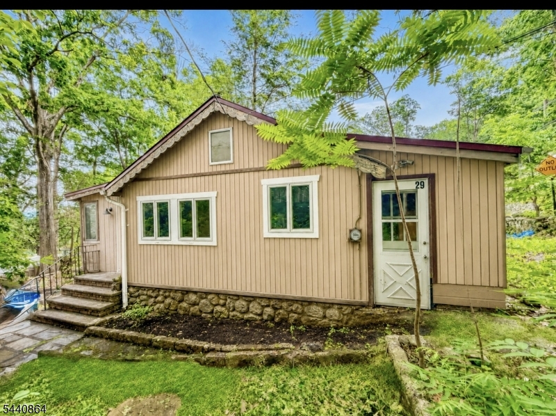 29 Ferris Ln