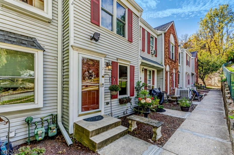 2 Colonial Ct, High Bridge Bor, NJ 08829