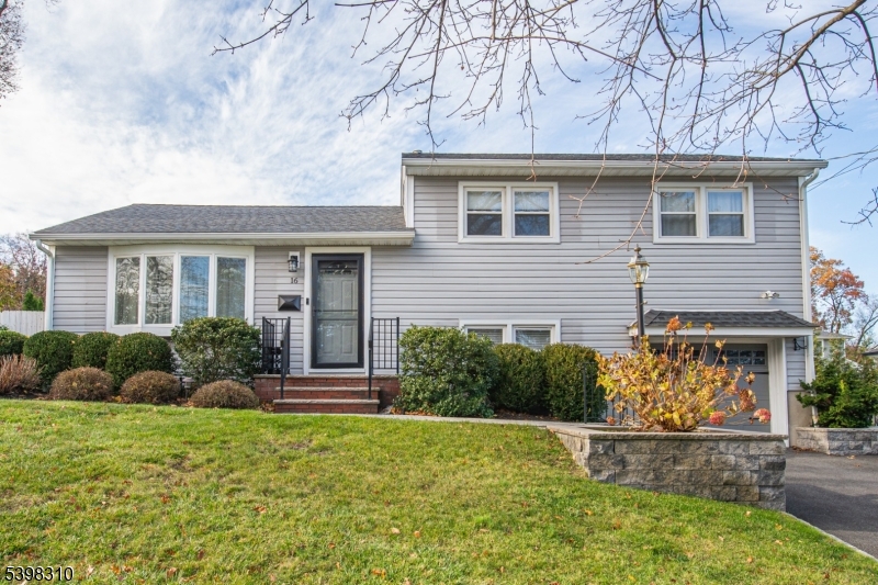 16 Hemlock St, Waldwick, NJ 07463