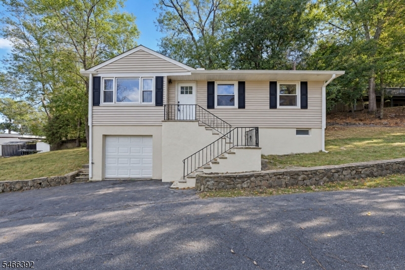 15 Hillside Ave, Hopatcong, NJ 07843