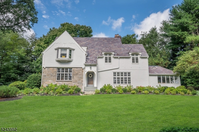 14 Edgewood Dr, Summit City, NJ 07901